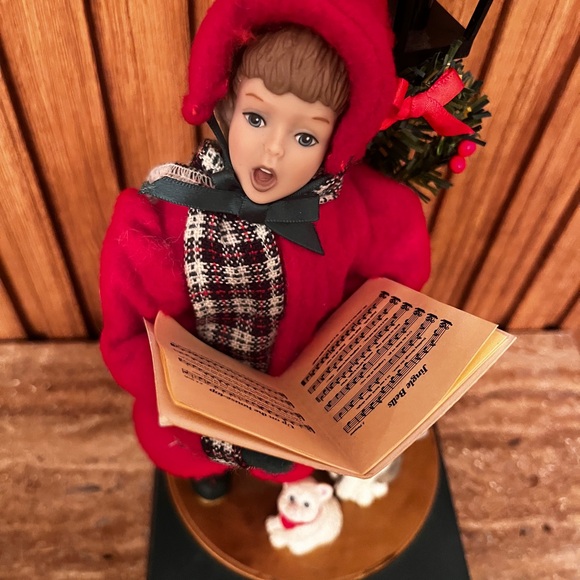 Vintage Dickens’ Collection  Smiles IND Girl Caroler GUC. Lights Up And Plays - Picture 10 of 11